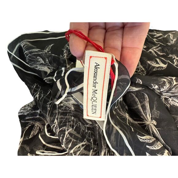 Alexander McQueen NWT Eagle Flight Silk Shawl in Black/Ivory - Picture 7 of 8